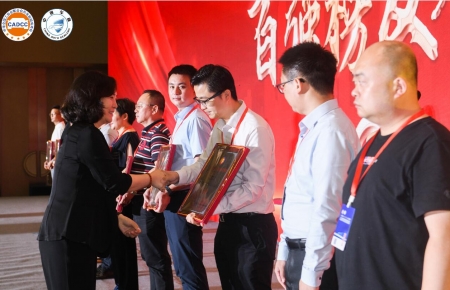 BETVlCTOR最新地址会长刘英姿为百强企业授牌